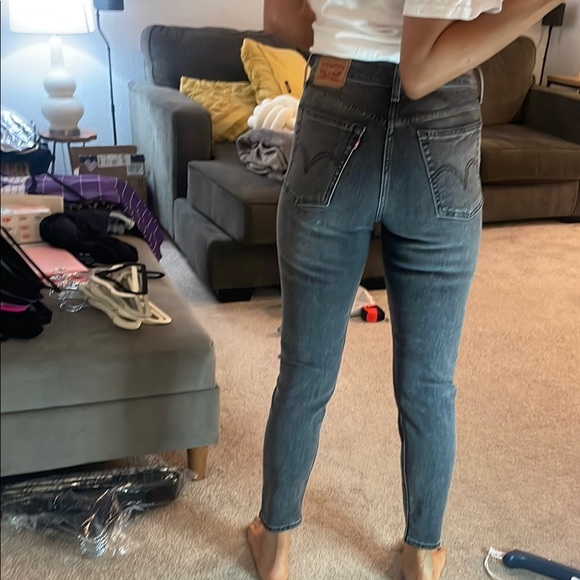 Levi's Charcoal Black Wedgie Skinny Ankle Cropped Jeans with Modern Fit - Picture 2 of 5